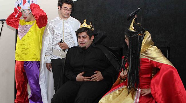 Bayraklı’da kahkaha dolu tiyatro oyunu