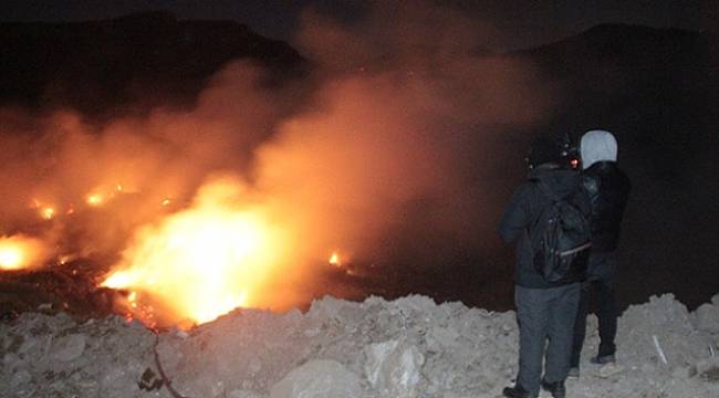 Çöpler alev aldı, ekipler söndürmekte zorlandı