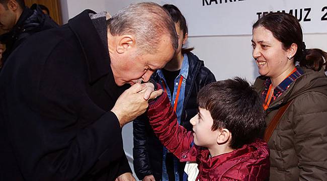 Cumhurbaşkanı Erdoğan, şehit polisin ailesi ile görüştü