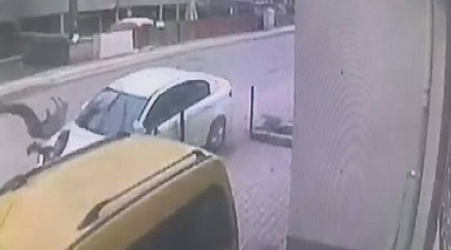 Ehliyetsiz sürücü kaldırımda yürüyen anne ve oğluna böyle çarptı