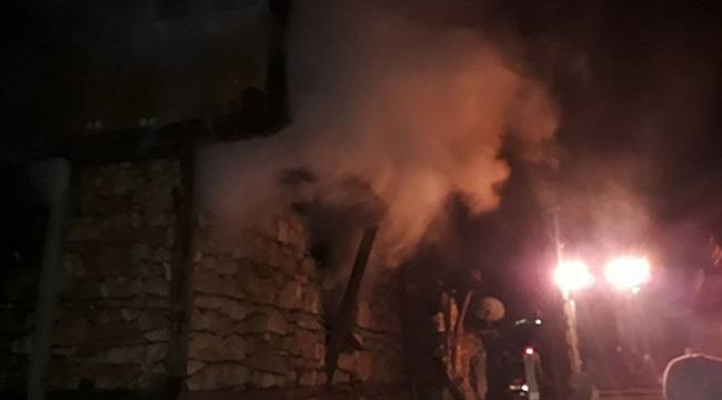 Evlerinde mahsur kalan yaşlı çift yanarak can verdi