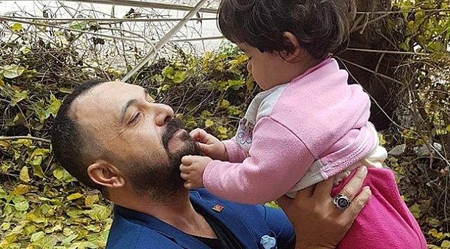 Mutluluğun gelişini pencerede bekliyor