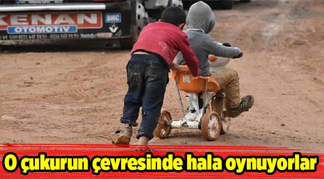 O çukurun çevresinde hala oynuyorlar