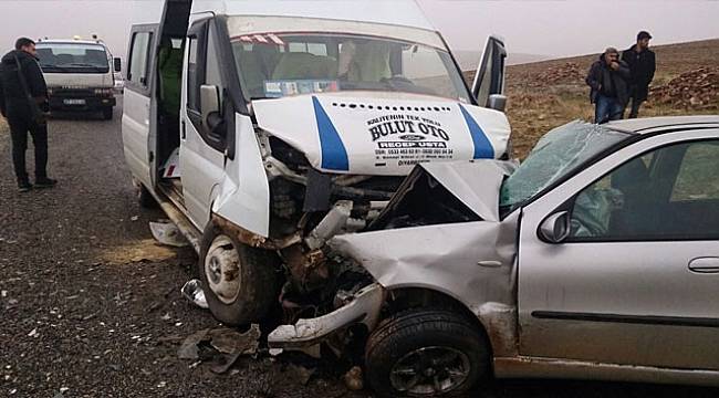 Öğrenci servisi ile otomobil çarpıştı: 16 yaralı