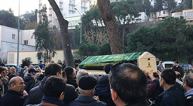 Ünlü oyuncu Özdemir, İzmir&#039;den gözyaşlarıyla uğurlandı