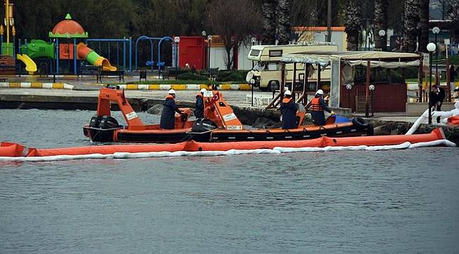 Urla'da fuel oil akan denizin yüzde 70'i temizlendi