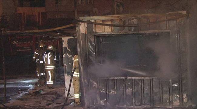 Barakada çıkan yangın araçlara sıçradı