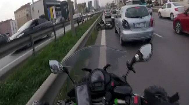 Otomobilin sıkıştırdığı motosikletli böyle kaza yaptı