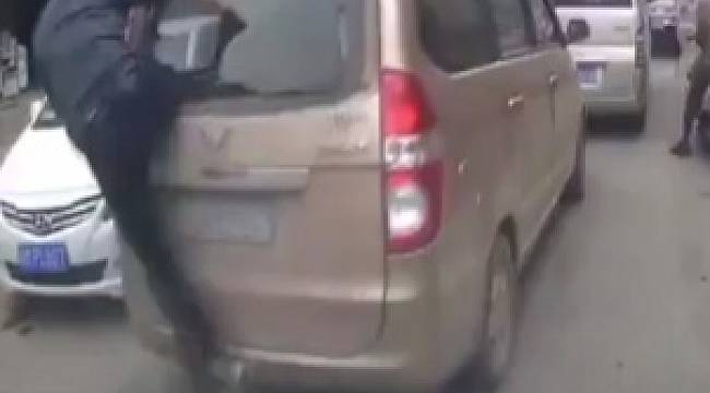 Araca kung fulu saldırı kamerada