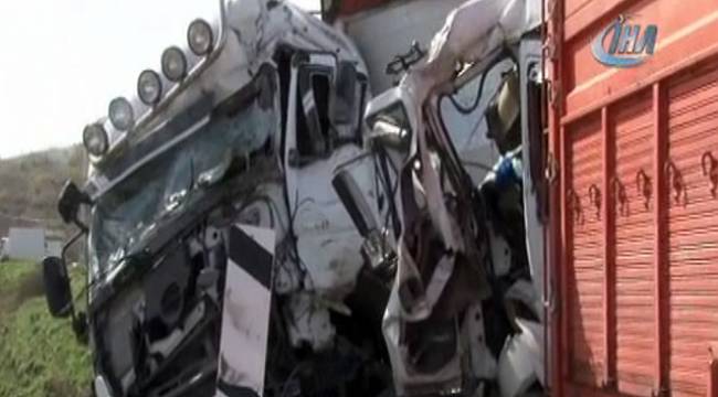 Arnavutköy'de tır ile kamyon çarpıştı