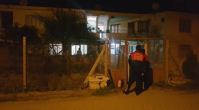 Bebeğini rehin aldı!