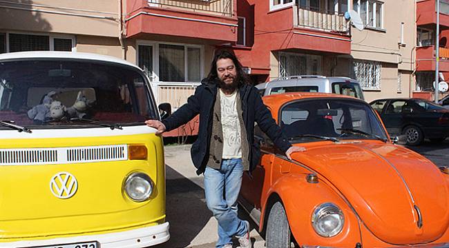 Eskişehir’de klasik Volkswagen marka araç sevdalısı 38 yaşındaki Emre Bülbül, 'Vosvos' olarak adlandırılan 3 otomobil ve 1 minibüsüne adeta çocuğu gibi bakıyor.