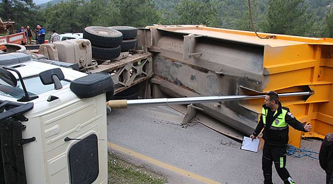 Hafriyat yüklü kamyon devrildi, ortalık savaş alanına döndü