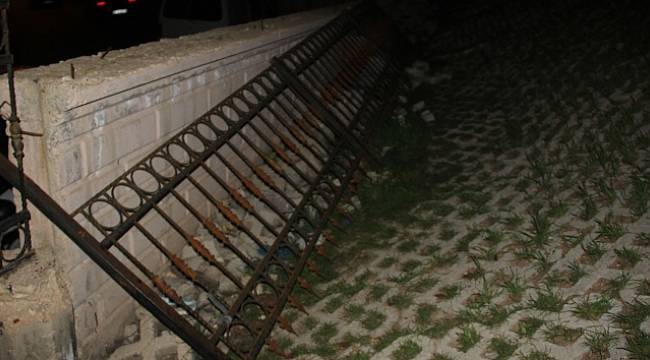 Kafasına okulun demir korkuluğu saplandı