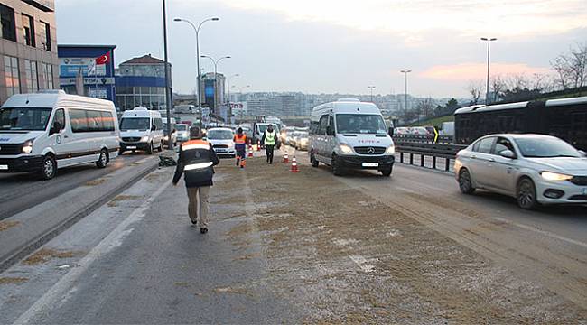 Kamyona yüklü trafo yola devrildi!