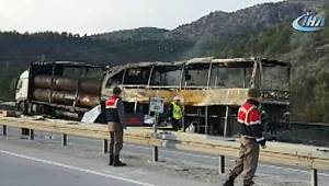 Yolcu otobüsü Tır'a çarptı: 6 ölü, çok sayıda yaralı var