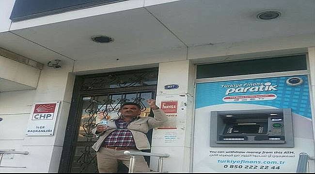 CHP'de şok: Kendini ilçe binasına zincirledi!
