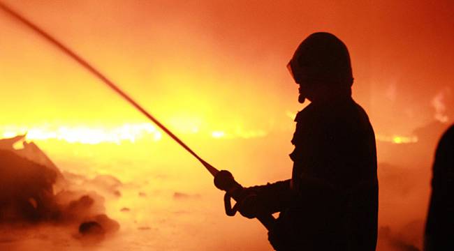 Esenyurt'ta yangın: 12 kişi mahsur kaldı