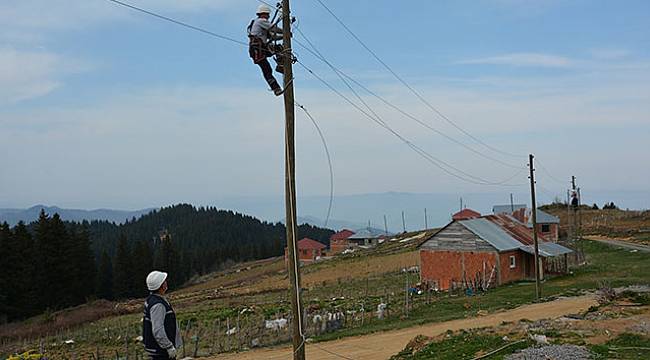 Fırtına yaylada elektrik hatlarına büyük zarar verdi