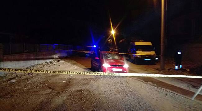 İki grubun kavgasını ayıran kişinin otomobili taşlandı