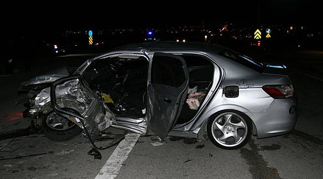 İki otomobil çarpıştı: 1 ölü, 3 yaralı !