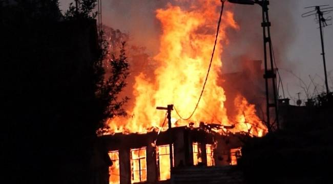 İtfaiyeci yanan evin çöken duvarı altında kalmaktan son anda kurtuldu