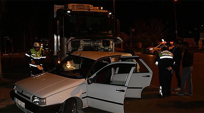 Kamyon ile otomobil çarpıştı: 5 yaralı...