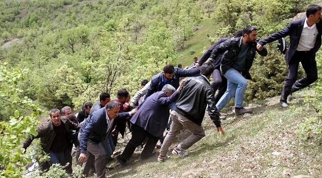 Kamyonet şarampole yuvarlandı: 2 ölü, 3 yaralı