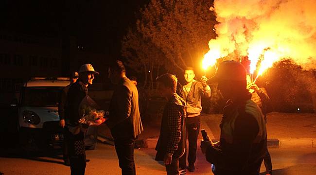 Manisa'da polislere meşaleli kutlama