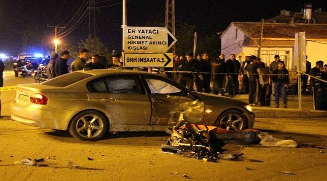 Motosikletle otomobil çarpıştı: 1 ölü, 2 yaralı