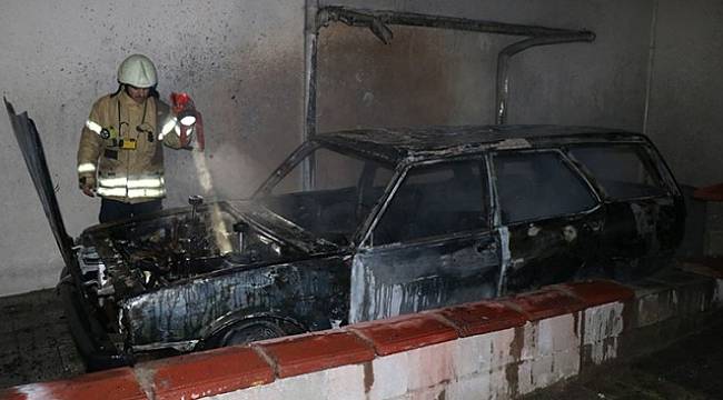 Park halindeki otomobil kül oldu