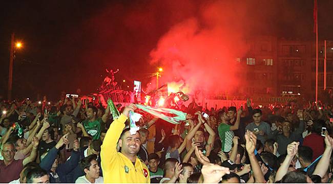 Akhisarlılar tarihi zaferi kutluyor