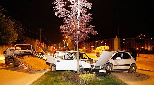 Aynı yönde seyreden iki otomobil çarpıştı