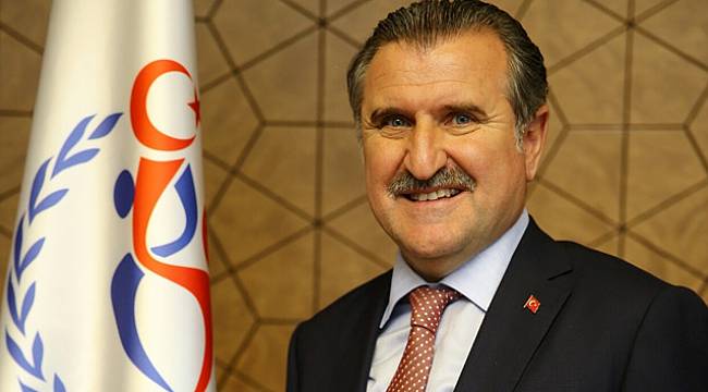 Bakan Osman Aşkın Bak milli güreşçileri tebrik etti