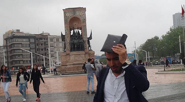 Beklenen yağışlı hava Taksim’de etkisini gösterdi