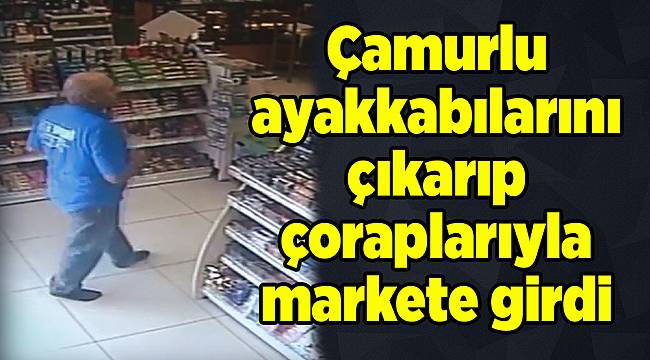 Çamurlu ayakkabılarını çıkarıp çoraplarıyla markete girdi