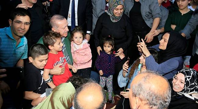 Erdoğan'dan iftarı bekleyen vatandaşlara sürpriz