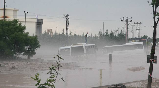 Kilis'te yoğun sağanak sele yol açtı