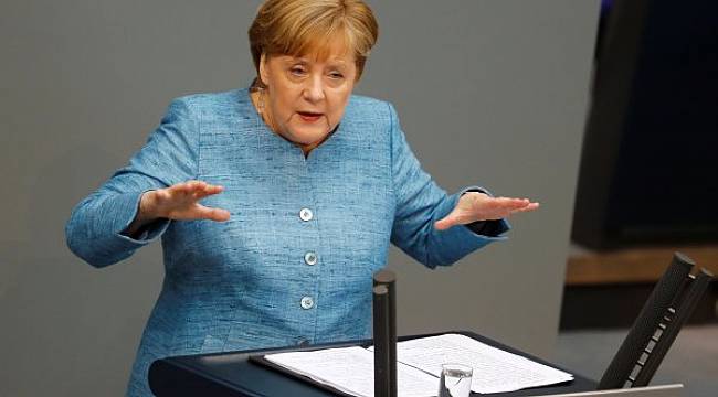 Merkel: İran anlaşmaya bağlı kalıyor