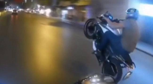 Motosikletli gencin tehlikeli şovu kazayla bitti