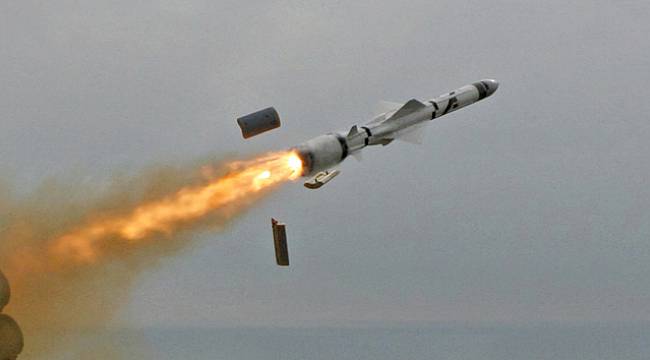 Suriye topraklarından İsrail'e 20 füze atıldı