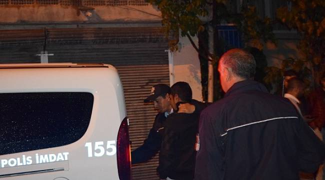 Tartıştığı eşini bıçakla yaralayıp kendini eve kilitledi