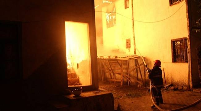 Tokat'ta ahşap ev kül oldu