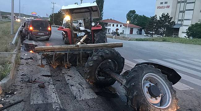 Traktör ikiye bölündü : 4 yaralı