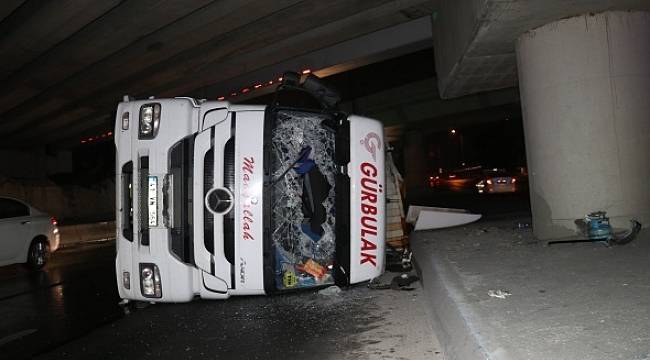 Üst geçide çarpan TIR yola devrildi