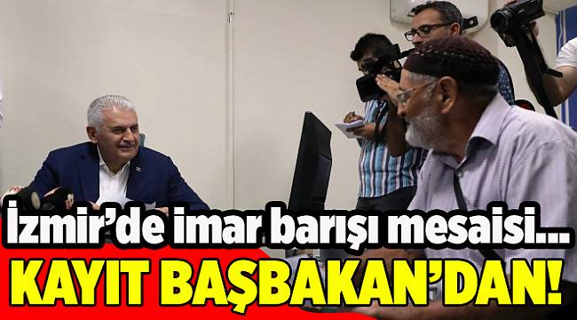 Başbakan Yıldırım, İzmir'de vatandaşın imar barış kaydını yaptı