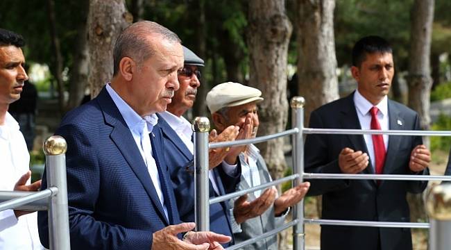Cumhurbaşkanı Erdoğan, Ömer Halisdemir'in mezarını ziyaret etti