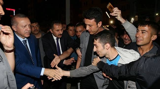 Cumhurbaşkanı Erdoğan, Taksim Meydanında vatandaşlarla sohbet etti