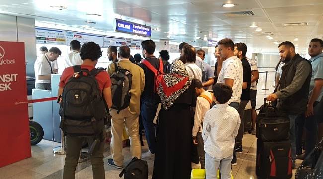 Havalimanında ilginç olay! Yolcular uçaktan inmek istemeyince...