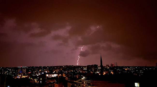 İstanbul’da gökyüzünü şimşekler aydınlattı
